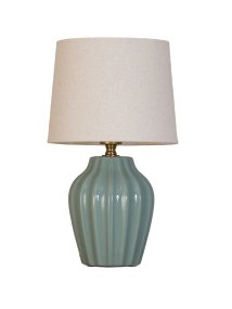 Lyon 32cm Turkis bordlampe Fra PR Home - Med sitt stilige og innbydende design passer Lyon like godt på et sidebord, nattbord eller i et vindu, hvor den blir et dekorativt og stemningsfullt element i både klassiske og moderne hjem.