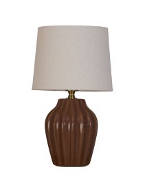 Lyon 32cm Brun bordlampe Fra PR Home - Med sitt stilige og innbydende design passer Lyon like godt p&aring; et sidebord, nattbord eller i et vindu, hvor den blir et dekorativt og stemningsfullt element i b&aring;de klassiske og moderne hjem.
