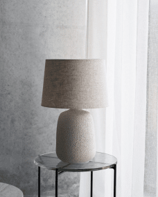 Tana 46cm Off-white bordlampe Fra House Doctor - Å kombinere en steintøysfot og en stofflampeskjerm gir en velbalansert blanding av strukturer.