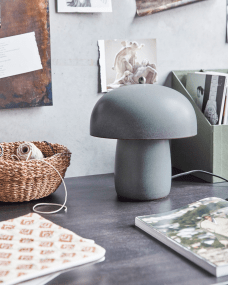 Moss 30cm Grå bordlampe Fra House Doctor - Nyt den myke, omgivende gløden ved å plassere bordlampen på en skjenk eller et sidebord fordi den også fokuserer på den skulpturelle appellen.