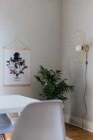 Ray Ø60 Børstet messing vegglampe Fra Globen Lighting - Lampen kan monteres både i taket og på veggen, noe som gjør den fleksibel i bruk.