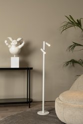 Antrim 2 Hvit gulvlampe Fra Lucide - En brukervennlig berøringssensor gjør det enkelt å justere lysstyrken, og lampen lades raskt og enkelt med den medfølgende USB-kabelen.