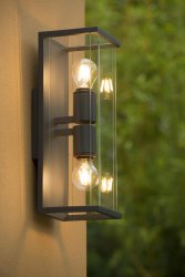 Claire Antrasitt utendørslampe Fra Lucide - Med en IP-verdi på 54 er denne slitesterke vegglampen perfekt for utendørs bruk, for eksempel som stemningsbelysning ved inngangsdøren eller for å skape komfort i hagen eller på terrassen.