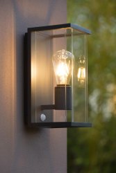Claire Antrasitt utendørslampe Fra Lucide - Den er ideell som stemningsbelysning på; terrassen din eller for å fremheve fasadene til hjemmet ditt.