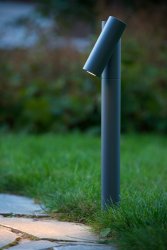 Tatum 43cm Antrasitt pullerter Fra Lucide - Designet skiller seg ut for sin enkelhet: en vertikal søyle med en vippbar arm som huser den integrerte LED-lyskilden.