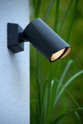 Manal Antrasitt utendørslampe Fra Lucide - Takket være skjermen er lyskilden beskyttet mot støv og smuss, noe som gir et klarere lys og bedre sikt.