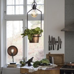 Upptown Svart vinduslampe Fra PR Home - Uptown vinduslampe er en hengende lampe med plass til lyskilde og krukke for for eksempel urter eller en vakker blomst.