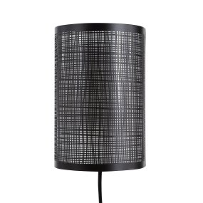 Linn 20cm Svart vegglampe Fra Oriva - Den unike skjermen med perforert mønster gir et vakkert lysspill som skaper en atmosfærisk atmosfære i rommet.