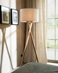 Vega Eik/hvit gulvlampe Fra By Rydéns - Vega er en stilig gulvlampe med en imponerende h&oslash;yde p&aring; 160 cm og en ramme i heltre eik.