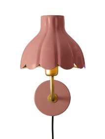 Wells 35cm Mørk rosa leselampe Fra PR Home - Wells er en dekorativ vegglampe i metall med et mykt og romantisk uttrykk.