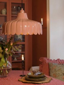 Wells Ø45 Mørk rosa Fra PR Home - Wells taklampe i metall gir hjemmet ditt en frisk og romantisk f&oslash;lelse.