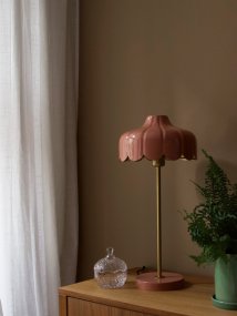 Wells 50cm Mørk rosa Fra PR Home - Lampen er inspirert av en blomst, og denne serien er tilgjengelig i flere farger og modeller.
