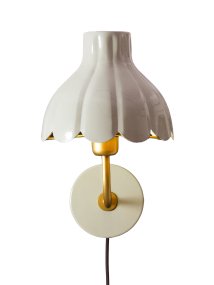 Wells 35cm Beige leselampe Fra PR Home - Wells er en dekorativ vegglampe i metall med et mykt og romantisk uttrykk.