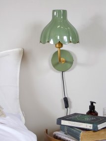 Wells 35cm Mosegrønn leselampe Fra PR Home - Wells er en dekorativ vegglampe i metall med et mykt og romantisk uttrykk.