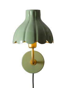 Wells 35cm Mosegrønn leselampe Fra PR Home - Wells er en dekorativ vegglampe i metall med et mykt og romantisk uttrykk.