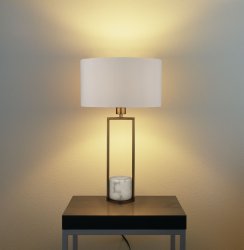 Claire 45cm Gull bordlampe Fra Searchlight - Med sin åpne og luftige ramme og en rund marmorbase gir den et moderne, men tidløst preg som passer perfekt i både klassisk og moderne interiør.