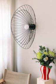 Ray Ø85 Svart vegglampe Fra Globen Lighting - Lampen kan monteres både i taket og på veggen, noe som gjør den fleksibel i bruk.
