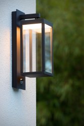 Clairette Antrasitt utendørslampe Fra Lucide - Du trenger ikke å trykke på en knapp for å se Clairette lyse opp i sin fulle herlighet &ndash; den integrerte bevegelsessensoren registrerer umiddelbart når noen er i nærheten og trenger lys.