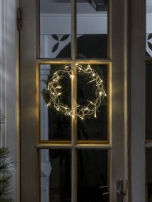LED-krans Ø30 Sølv Fra Konstsmide - Med sin diameter p&aring; 30 cm er girlanderen en vakker dekorasjon &aring; henge i vinduet eller p&aring; veggen, perfekt for &aring; skape ekstra hygge i de m&oslash;rkere m&aring;nedene av &aring;ret.