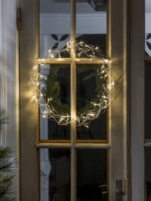 LED-krans Ø45 Sølv Fra Konstsmide - Med sin diameter p&aring; 45 cm er girlanderen en vakker dekorasjon &aring; henge i vinduet eller p&aring; veggen, perfekt for &aring; skape ekstra hygge i de m&oslash;rkere m&aring;nedene av &aring;ret.