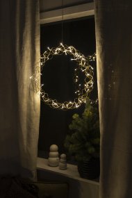 LED-krans Ø45 Gull Fra Konstsmide - Med sin diameter p&aring; 45 cm er girlanderen en vakker dekorasjon &aring; henge i vinduet eller p&aring; veggen, perfekt for &aring; skape ekstra hygge i de m&oslash;rkere m&aring;nedene av &aring;ret.