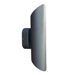 Wally Mørk grå Fra Lightson - Lampen gir et virkelig godt funksjonelt lys, praktisk for eksempel i garasjen eller hagen, men skaper ogs&aring; fine effekter for &aring; lyse opp det som er rundt, som potter og vegetasjon.