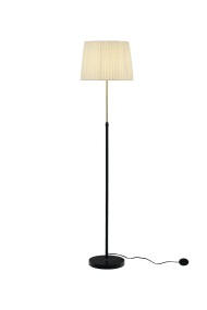 Ezai Svart/messing gulvlampe Fra Aneta Lighting - Med en metallbase i svart og matt messing og en skjerm av tekstilb&aring;nd i beige som gir et mykt lys.