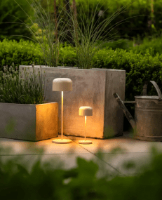 Lille 36cm Sand bærbar Fra Konstsmide - Lampen er utstyrt med en berøringsdimmer slik at du kan justere lysstyrken og fargetemperaturen fra varmt gult til varmt hvitt lys.