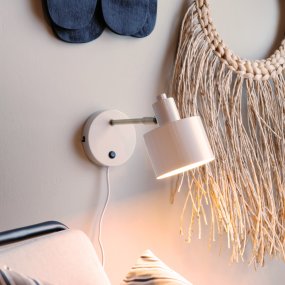 Ocean Beige leselampe Fra Dyberg Larsen - Lampen er utstyrt med en effektbryter på veggplaten og en 1,6 meter lang svart tekstilledning.