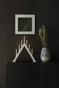 Candelabra 7 Lights Hvit Fra Konstsmide - Gi hjemmet ditt en tidl&oslash;s og stilig julestemning med denne elegante adventslysestaken i matt hvitlakkert tre.