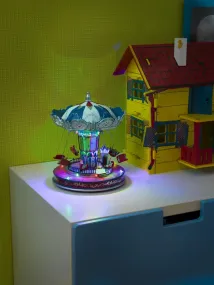 Mekanisk Juledekorasjon Med Karusell 27cm Flerfarget Fra Konstsmide - Med bevegelige deler og skarpe LED-lys skaper det en festlig og nostalgisk f&oslash;lelse.