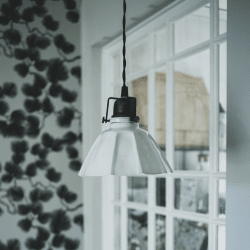 Margareta Ø18 Hvit vinduslampe Fra Strömshaga - Skyggen har en marmorert finish som er malt for h&aring;nd, noe som gj&oslash;r at ujevnheter og forskjeller kan oppst&aring;.