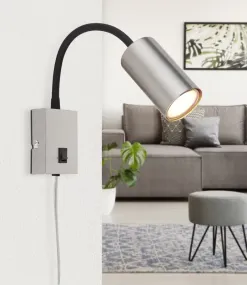 Robby Nikkel leselampe Fra Globo Lighting - Robby &auml;r en klassisk, kompakt v&auml;gglampa tillverkad i svart plast och matt nickelmetall, vilket ger en stilren och modern look.