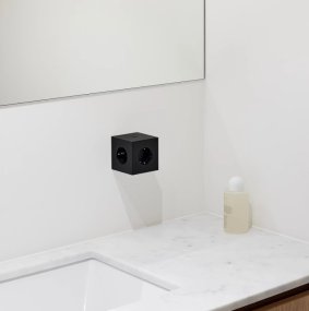 Square 2 Socket extender with 30W Dual USBC Svart Fra Avolt - Stikkontaktforlenger fra Avolt med stilig design med en kube laget av resirkulert plast og en magnetisk plate i bunnen slik at den kan henges p&aring; veggen.
