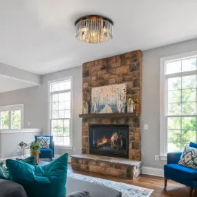 Gorley Ø50 Røykfarget plafond Fra Globo Lighting - Dess design imponerar med en stilfull kombination av mattsvart metall, gl&auml;nsande krom och r&ouml;kf&auml;rgade glasstavar.