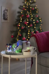 Mekanisk Juledekorasjon Med Skibakke Flerfarget Fra Konstsmide - Med glade karakterer, sn&oslash;ballkamper, aking og iglo, sprer den et vintereventyr fullt av bevegelse, 8 str&aring;lende LED-lys og 8 stemningsfulle julesanger.