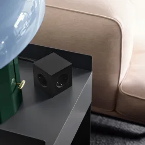 Square 1 with 30W Dual USBC & Magnetic base, 3m Svart Fra Avolt - Styreskinne fra Avolt med et stilig design med lang PVC-ledning, en kube laget av resirkulert plast og en magnetisk plate i bunnen slik at den kan henges p&aring; veggen.