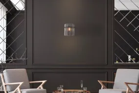 Gorley 26cm Røykfarget vegglampe Fra Globo Lighting - Gorley &auml;r en elegant och sofistikerad v&auml;gglampa med en imponerande arkitektonisk design.