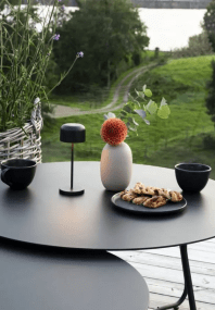 Lille 20cm Svart bærbar Fra Konstsmide - Lampen er utstyrt med en berøringsdimmer slik at du kan justere lysstyrken og fargetemperaturen fra varmt gult til varmt hvitt lys.