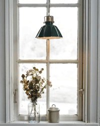 Margareta Ø18 Grønn vinduslampe Fra Strömshaga - Skyggen har en marmorert finish som er malt for h&aring;nd, noe som gj&oslash;r at ujevnheter og forskjeller kan oppst&aring;.