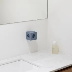 Square 2 Socket extender with 30W Dual USBC Blå Fra Avolt - Stikkontaktforlenger fra Avolt med et stilig design med en kube laget av resirkulert plast og en magnetisk plate i bunnen slik at den kan henges p&aring; veggen.