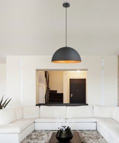 Lenn Ø40 Svart Taklampe Fra Globo Lighting - Den guldf&auml;rgade insidan av sk&auml;rmen, med en diameter p&aring; 41 cm, skapar en varm och inbjudande ljuseffekt.