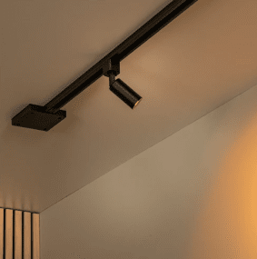 Spotlight Ritmo GU10 Svart Fra Lucide - Det elegante, svarte designet er en del av Lucides 1-fase TRACK-system og tilbyr full justerbarhet takket v&aelig;re det 360&deg; roterbare og vippbare lampehodet.