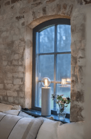 Legna 28cm Grå bordlampe Fra Markslöjd - Legna er en enkel og stilig bordlampe med en lampefot i gr&aring;beiset treverk.