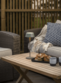 Menton 30cm Grønn bærbar Fra Konstsmide - Lampen er utstyrt med en berøringsdimmer for å justere lysstyrken og fargetemperaturen fra varmt gult lys til varmt hvitt lys.