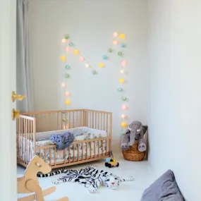 Irislights Fairytale 20-lights Flerfarget Fra Irislights - Lyslenken kan plasseres p&aring; en rekke forskjellige m&aring;ter og er en verdsatt interi&oslash;rdetalj av b&aring;de voksne og barn!