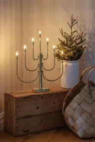 Candelabra 7 Lights Messing Fra Konstsmide - Det elegante, klassiske designet med syv lys og vakkert buede armer gir et luksuri&oslash;st preg til hjemmet ditt.