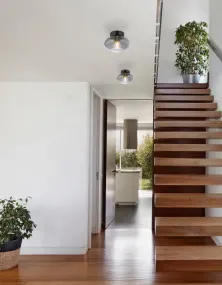 Shaun Ø18 Røykfarget plafond Fra Globo Lighting - Lampan &auml;r tillverkad av mattsvart metall och &auml;r smyckad med en oval sk&auml;rm i r&ouml;kf&auml;rgat glas.
