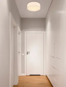 Ava Ø44 Hvit plafond Fra Globo Lighting - Den vackra sk&auml;rmen kl&auml;dd i vackert sandf&auml;rgat textil, vilket g&ouml;r lampan l&auml;tt att kombinera med olika inredningsstilar.