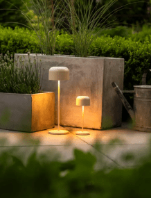 Lille 20cm Sand bærbar Fra Konstsmide - Lampen er utstyrt med en berøringsdimmer slik at du kan justere lysstyrken og fargetemperaturen fra varmt gult til varmt hvitt lys.